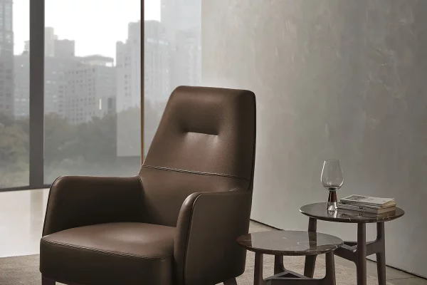 img040_Clipper_High_Armchair_Leather_Wooden_Base