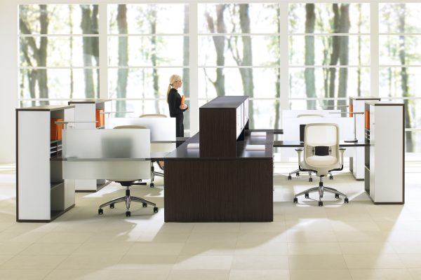 Low-Expansion-Desking-Spine-Desk-with-Return-and-Supporting-Tower