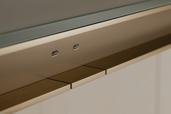 halcon-vesper-desk-rail-paddle-detail_2500x1351_-_28de80_-_96ee705d8e088005c36c5212ae1ca7e694dee523