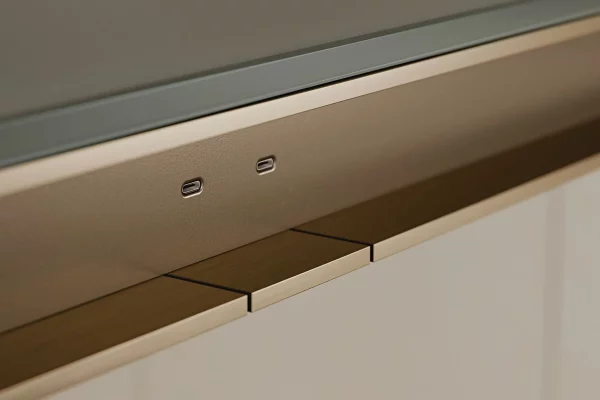 halcon-vesper-desk-rail-paddle-detail_2500x1351_-_28de80_-_96ee705d8e088005c36c5212ae1ca7e694dee523